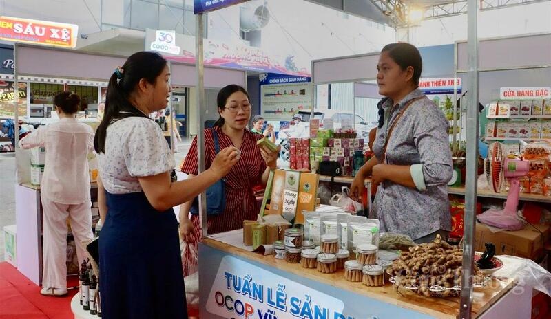 Tuần lễ sản phẩm OCOP Vĩnh Long lần 1 - Kết nối giá trị địa phương, thu hút khách mua sắm.