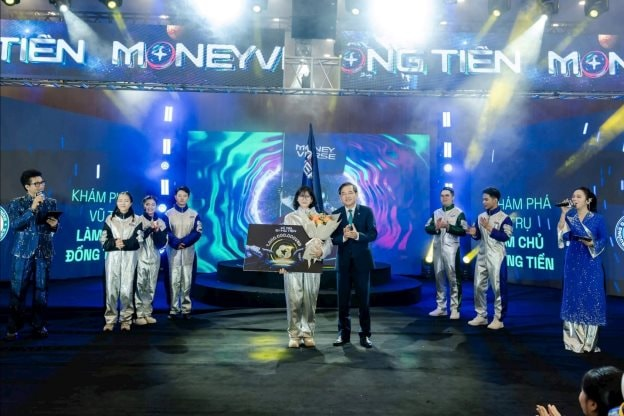 Ông Đặng Văn Tuyên - Ủy viên HĐQT BIDV trao tặng giải thưởng 1 tỷ đồng cho Quán quân The Moneyverse mùa 2.