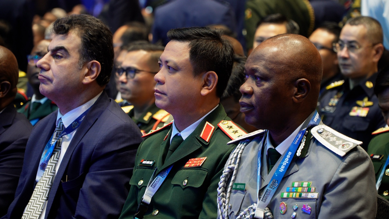 Thượng tướng Nguyễn Trường Thắng, Ủy viên Trung ương Đảng, Ủy viên Thường vụ Quân ủy Trung ương, Thứ trưởng Bộ Quốc phòng (thứ hai từ phải qua) tại lễ khai mạc. Ảnh: BQP