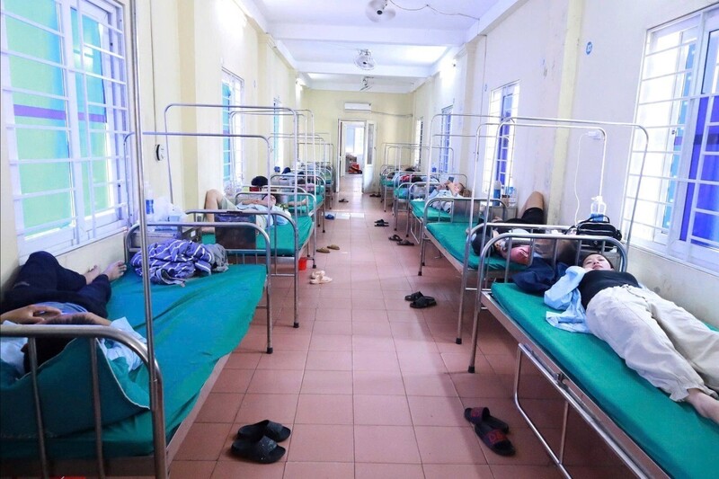 Những người nghi ngộ độc thực phẩm đang nằm điều trị tại Bệnh viện Đa khoa Diễn Châu. Ảnh: Tiến Hùng