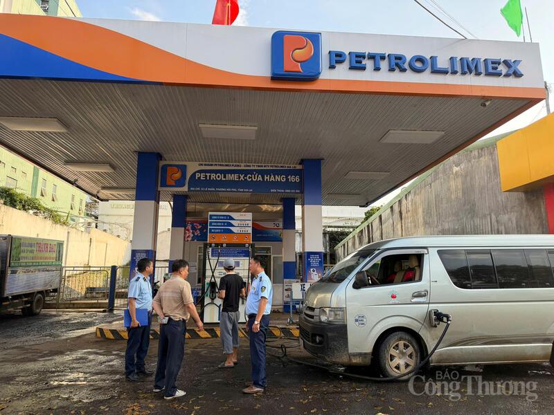 Lực lượng quản lý thị trưởng kiểm tra hoạt động kinh doanh xăng dầu.