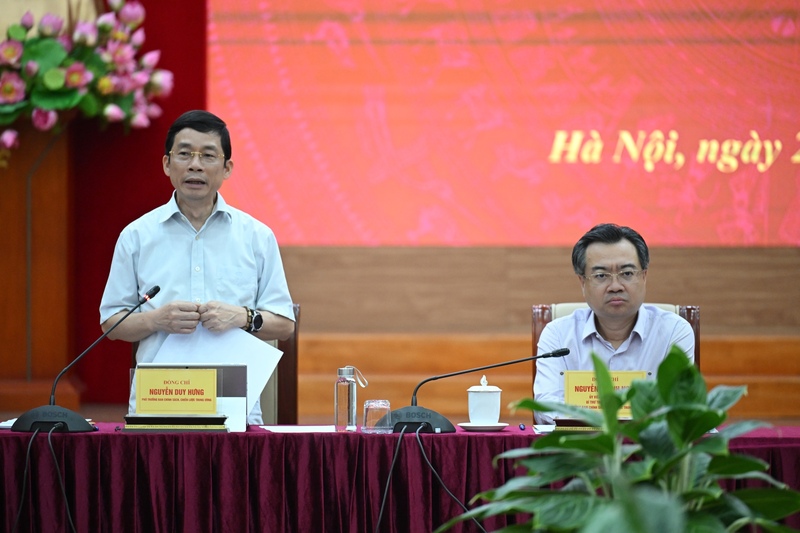 Đồng chí Nguyễn Duy Hưng, Phó Trưởng Ban Chính sách, chiến lược Trung ương, Phó Trưởng Ban Chỉ đạo xây dựng Đề án tổng kết Nghị quyết 36-NQ/TW trình bày tóm tắt dự thảo Báo cáo tổng kết Đề án. Ảnh: Nguyên Khánh