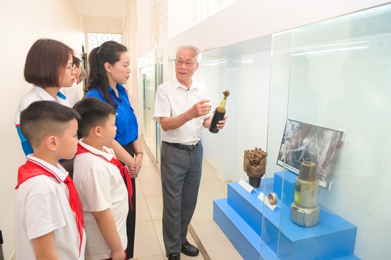 Ông Nguyễn Xuân Nhự, nguyên Vụ phó Vụ Dầu khí, Văn phòng Chính phủ, chia sẻ cho cán bộ, đoàn viên, các em nhỏ về những hiện vật dầu khí. Ảnh: Petrovietnam
