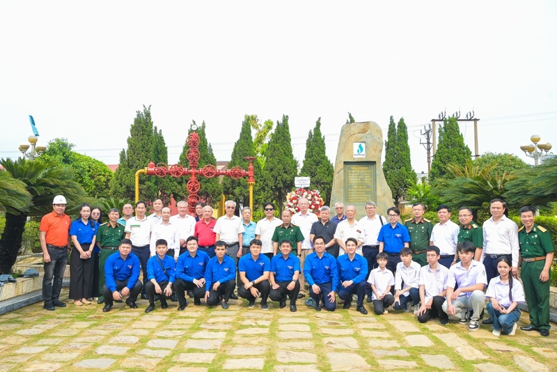 Các thế hệ người lao động Petrovietnam tại Khu lưu niệm Công trình Dầu khí đầu tiên (Giếng Tổ). Ảnh: Petrovietnam