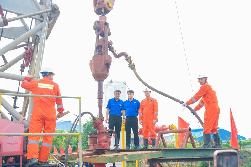 Đoàn viên thanh niên Petrovietnam được tận mắt quan sát các thiết bị tại Khu lưu niệm Công trình Dầu khí đầu tiên (Giếng Tổ). Ảnh: Petrovietnam