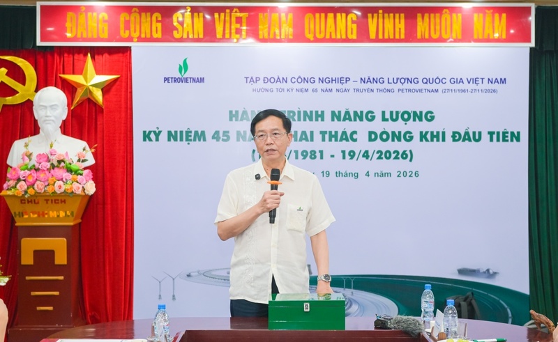 Ông Trần Quang Dũng, Phó Bí thư Thường trực Đảng ủy Petrovietnam đã gửi gắm thông điệp tới thế hệ trẻ: những câu chuyện từ các nhân chứng lịch sử chính là “điểm chạm” giúp nuôi dưỡng cảm xúc, ý chí và quyết tâm. Ông khẳng định khát vọng, trí tuệ và bản lĩnh chính là nền tảng tạo nên những thành tựu to lớn của ngành trong suốt chặng đường đã qua. Ảnh: Petrovietnam