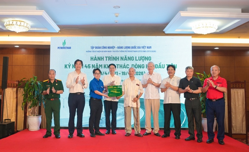 Nghi thức "truyền lửa" thể hiện sự tiếp nối hành trình mà mỗi thế hệ người lao động Petrovietnam sẽ tiếp tục thể hiện bản lĩnh và trái tim luôn rực cháy ngọn lửa truyền thống. Ảnh: Petrovietnam