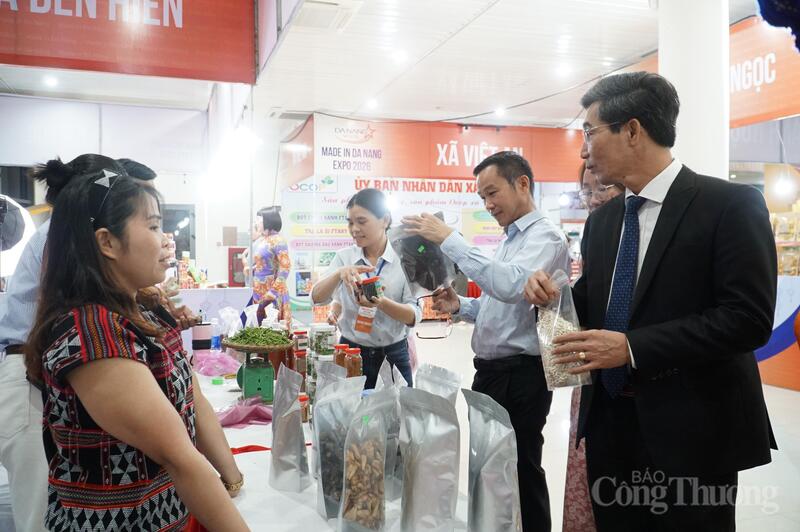 Các sản phẩm đặc sản của xã Bến Hiên thu hút đông đảo người dân tham quan, mua sắm, nhiều sản phẩm hết hàng từ sớm