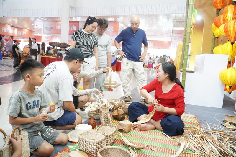 Các gian hàng trình diễn nghề truyền thống thu hút đông đảo sự quan tâm của người dân, du khách.