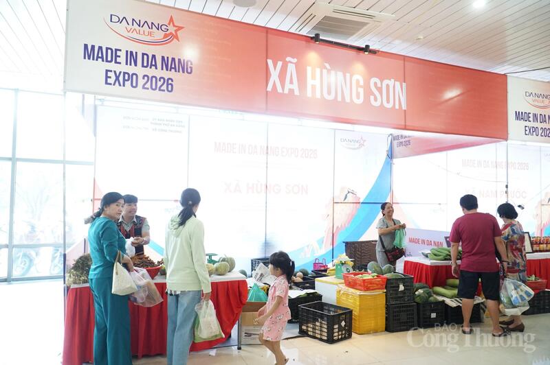 Gian hàng xã Hùng Sơn là điểm dừng chân của rất nhiều người dân, du khách