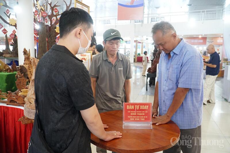 Nghệ nhân ưu tú Bùi Văn Thu giới thiệu sản phẩm bàn tự xoay đến người dân, du khách tại triểm lãm Made in Da Nang Expo 2026