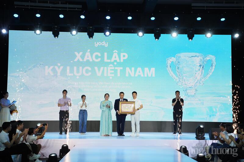 Tổ chức Kỷ lục Việt Nam trao chứng nhận Kỷ lục Việt Nam cho thương hiệu thời trang YODY. Ảnh: NH