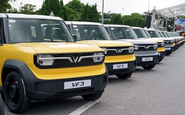 Hai mẫu xe VF 3 và VF 5 của VinFast đóng vai trò then chốt khi chiếm lĩnh các vị trí dẫn đầu bảng xếp hạng xe bán chạy nhất toàn thị trường. Ảnh: VP