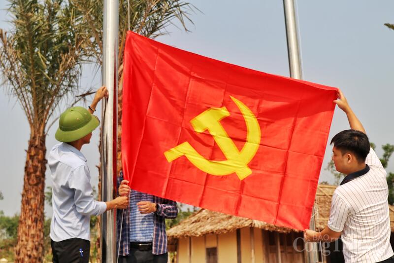 Trao đổi với báo chí, ông Ngô Đức An, Phó Trưởng ban phụ trách Khu di tích cố Tổng Bí thư Hà Huy Tập cho biết, Ban Quản lý đã chủ động phân công đội ngũ thuyết minh viên trực 100% quân số vào các ngày lễ và cuối tuần, đảm bảo mỗi đoàn khách đều được phục vụ chu đáo, tận tình. “Bên cạnh đó, đơn vị đặc biệt chú trọng việc chỉnh trang khuôn viên, trồng thêm hoa và cây xanh, tạo không gian tôn nghiêm để du khách có cảm giác thư thái, thành kính nhất khi đến với "địa chỉ đỏ" này”, ông An thông tin thêm.