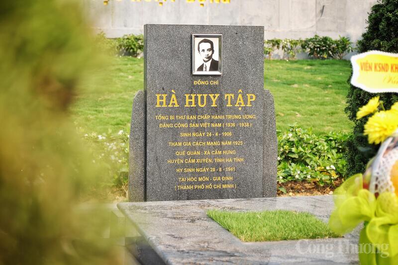 Khu mộ ông nằm trên đồi Đồng Lem, xã Cẩm Hưng, Hà Tĩnh với diện tích hơn 1 ha, được xây dựng vào năm 2009. Phía sau phần mộ khắc câu nói nổi tiếng của Tổng Bí thư Hà Huy Tập: "Tôi chẳng có gì phải hối tiếc. Nếu còn sống tôi sẽ tiếp tục hoạt động".