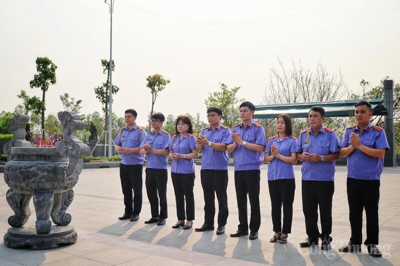 Theo số liệu thống kê, từ đầu năm 2026 đến nay, khu di tích đã đón 180.000 lượt khách đến tham quan, dâng hương. Đặc biệt, bước vào tháng cao điểm tri ân (tháng 4), lượng khách đã tăng cao với hơn 12.000 lượt.