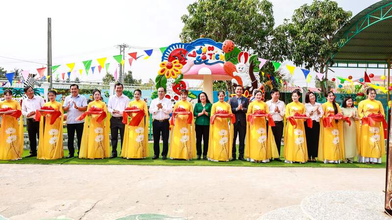 Các đại biểu cắt băng khánh thành khu vui chơi Trường Mẫu giáo Vĩnh Viễn 1