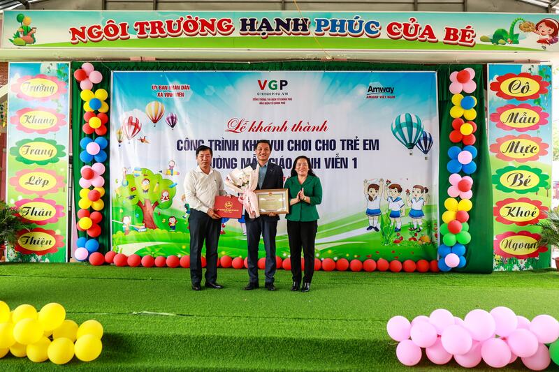 Ông Nguyễn Phương Sơn, Giám đốc Đối ngoại Công ty TNHH Amway Việt Nam nhận Bằng khen của Chủ tịch UBND TP. Cần Thơ