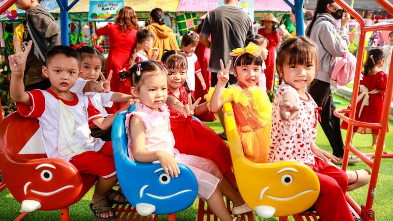 Các em học sinh Trường Mẫu giáo Vĩnh Viễn 1 hào hứng vui chơi tại sân chơi mới