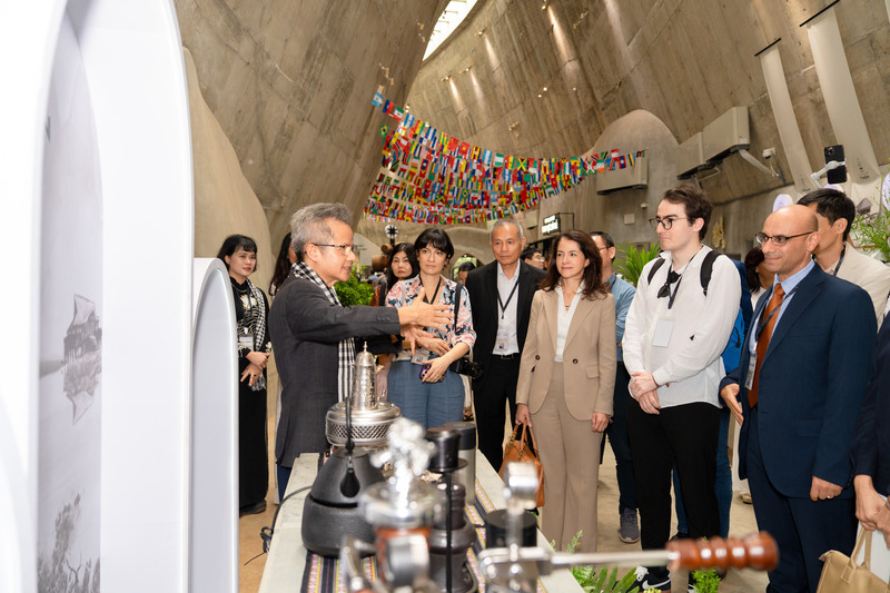 Đoàn đại biểu quốc tế, ông Renzo Moro, Trưởng bộ phận Nông nghiệp, Đại diện Đại sứ quán Ý.