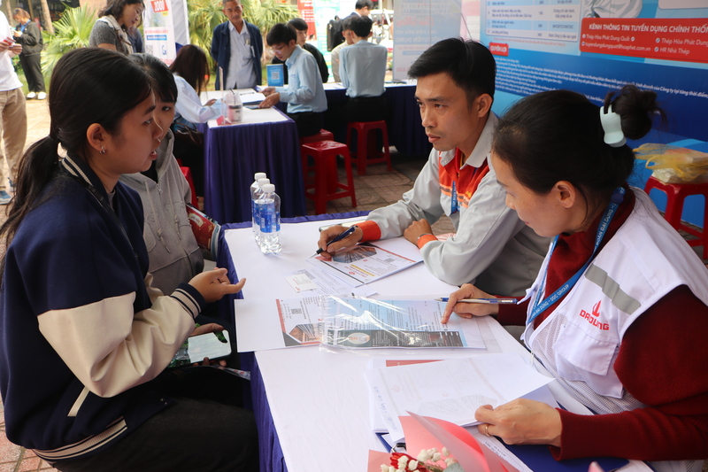 Nhiều cơ hội đến với người lao động tại các phiên chợ việc làm. Ảnh: Nguyễn Dương