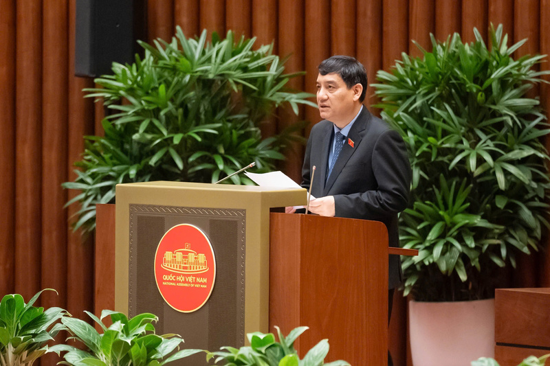 Chủ nhiệm Ủy ban Văn hóa và Xã hội của Quốc hội Nguyễn Đắc Vinh trình bày báo cáo thẩm tra dự án nghị quyết.