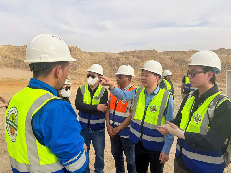 Đoàn công tác Tập đoàn Hóa chất Việt Nam thăm và làm việc tại mỏ apatit Abu Tartour tại tỉnh New Valley Governorate.