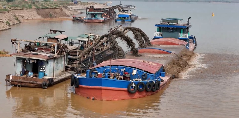 Hoạt động khai thác cát trên sông Hồng (địa phận tỉnh Phú Thọ). Ảnh: Phong Lâm