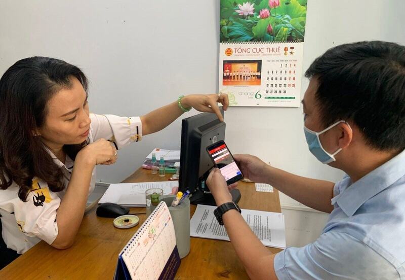 Hỗ trợ người nộp thuế quyết toán thuế thu nhập cá nhân trên ứng dụng eTax Mobile. Ảnh: Thanh Hồng