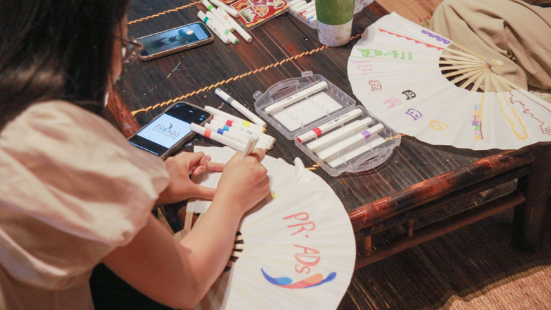 Các bạn trẻ trải nghiệm workshop tại triển lãm. Ảnh: N.H