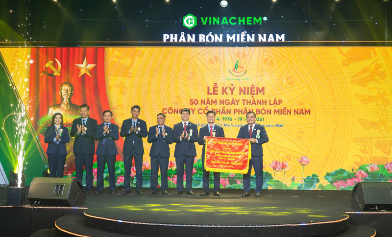 Ông Phùng Quang Hiệp, Bí thư Đảng ủy, Chủ tịch HĐTV Vinachem trao bức trướng chúc mừng của Tập đoàn tặng Công ty CP Phân bón Miền Nam nhân dịp kỷ niệm 50 năm ngày thành lập.