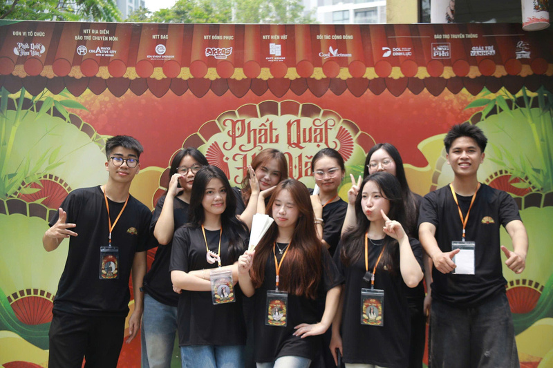 Dự án lan tỏa giá trị làng nghề quạt giấy Chàng Sơn được thực hiện bởi nhóm sinh viên Học viện Báo chí và Tuyên truyền.