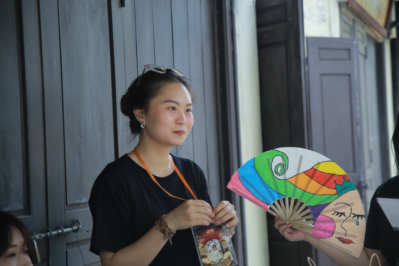 Bà Bùi Nhật Hoa - Trưởng Ban tổ chức triển lãm “Phất Quạt Họa Văn”. Ảnh: N.H