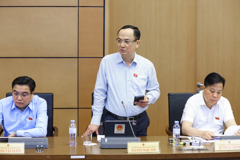 Đại biểu Nguyễn Ngọc Sơn, Đoàn đại biểu Quốc hội Hải Phòng nêu ý kiến cần đánh giá tác động toàn diện của chính sách nghỉ hưởng lương trong Ngày Văn hóa Việt Nam đối với khu vực doanh nghiệp. Ảnh: Quang Vinh