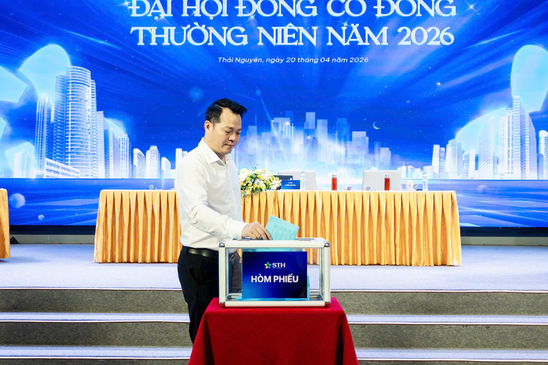 Cổ đông thực hiện quyền bỏ phiếu.