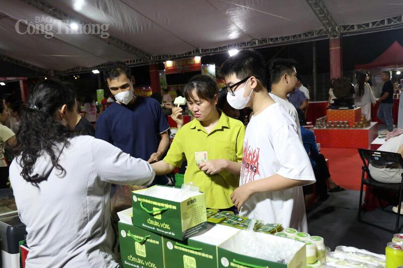 Gian hàng Cốm làng Vòng thu hút đông đảo du khách đến thăm quan và mua về làm quà