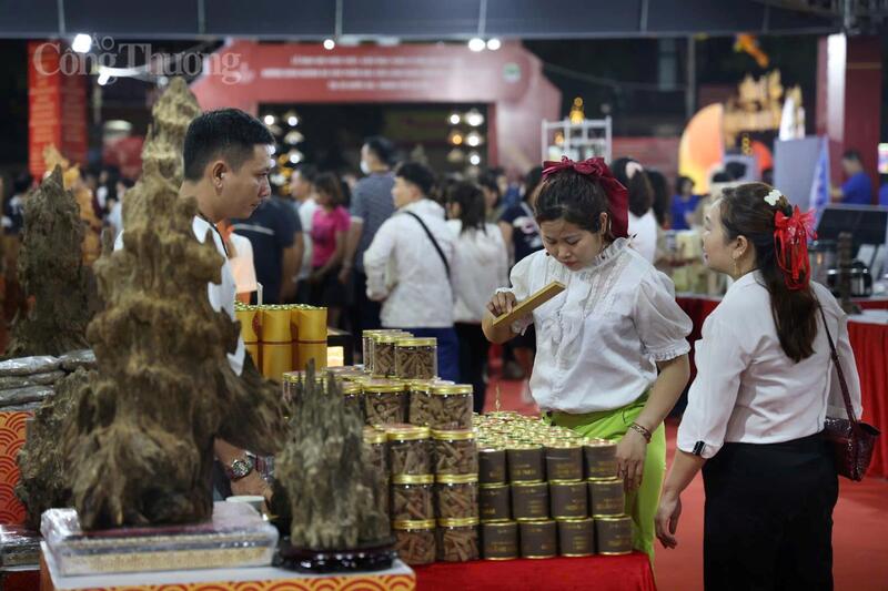 Du khách tham quan và mua sắm tại gian hàng trầm hương. Ảnh: Lê Hà