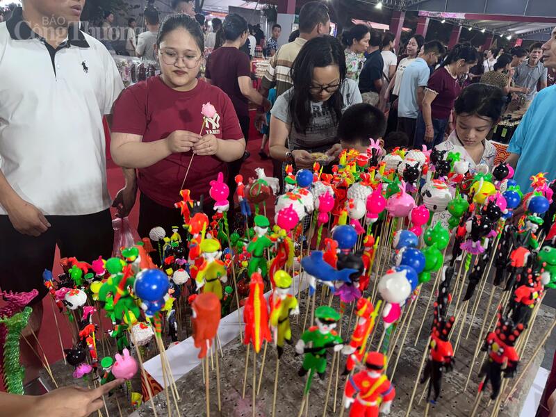 Du khách tham quan, trải nghiệm gian hàng tò he truyền thống tại không gian trưng bày sản phẩm.