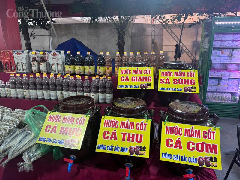 Tỉnh Thanh Hóa với thương hiệu nước mắm Ba Làng nổi tiếng được bày trong gian hàng giới thiệu. Ảnh: Lê Hà