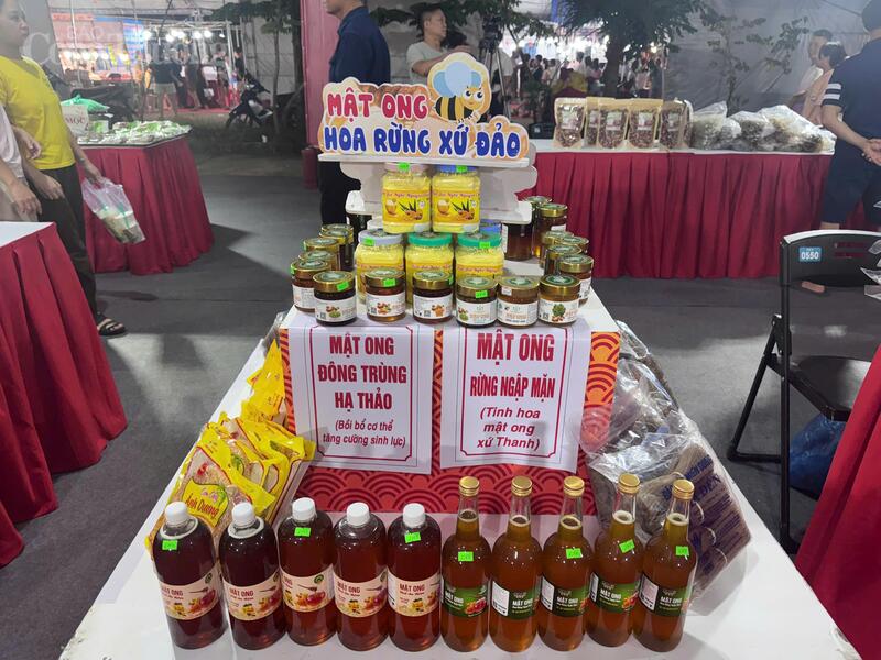 Điểm nhấn mạnh trong không gian trưng bày là việc sắp xếp các gian hàng theo vị trí từng khu vực, giúp du khách có thể dễ dàng tìm thấy sản phẩm mình muốn mua.