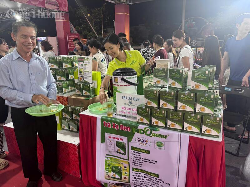 Sản phẩm OCOP 4 sao Trà xạ đen đến từ tỉnh Phú Thọ được đông đảo du khách đến thăm quan. Ảnh: Lê Hà