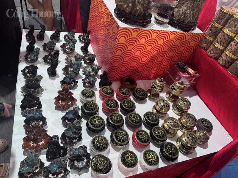 Các sản phẩm lưu niệm được bày rất đẹp mắt, thu hút du khách đến thăm quan