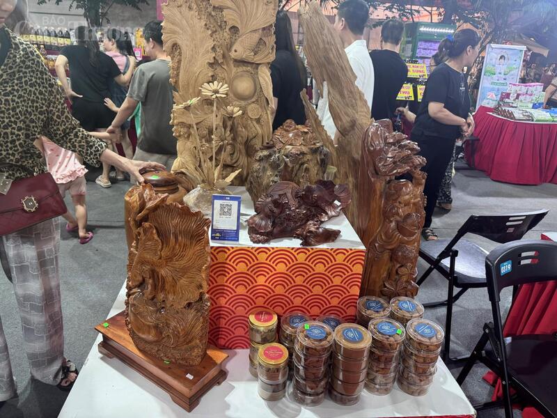 Ngoài thực phẩm, trong không gian trưng bày đa dạng các sản phẩm như đồ gỗ, đồ mỹ nghệ. Ảnh: Lê Hà