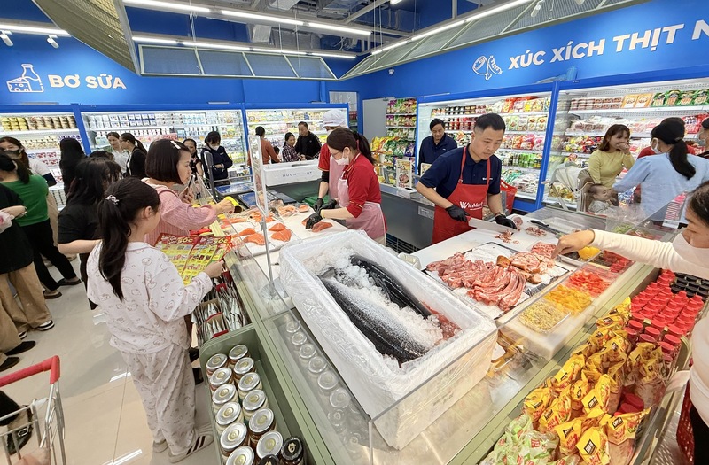 Quầy thịt tươi thu hút đông đảo khách hàng tại siêu thị WinMart.