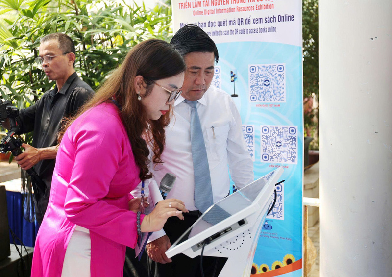 Các đại biểu trải nghiệm đọc sách trên nền tảng số. Ảnh: Mai Đông