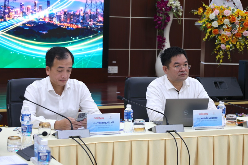 Ông Trịnh Quốc Vũ, Phó Cục trưởng Cục Điện lực (Bộ Công Thương); nhà báo Nguyễn Văn Minh, Tổng Biên tập Báo Công Thương chủ trì toạ đàm.