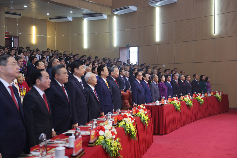 Lãnh đạo Đảng, Nhà nước thực hiện nghi thức chào cờ. Ảnh: Thành Sen