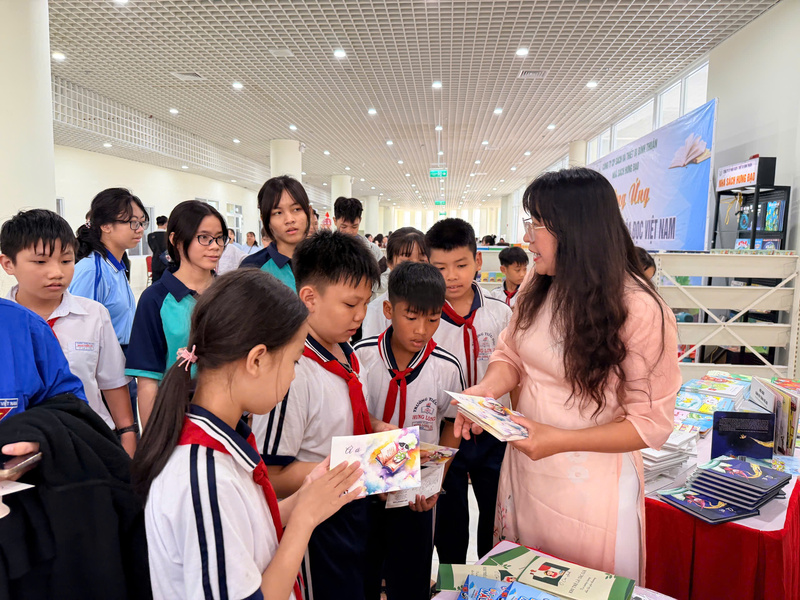 Các em học sinh thích thú trải nghiệm các hoạt động tại ngày hội. Ảnh: Thanh Hải