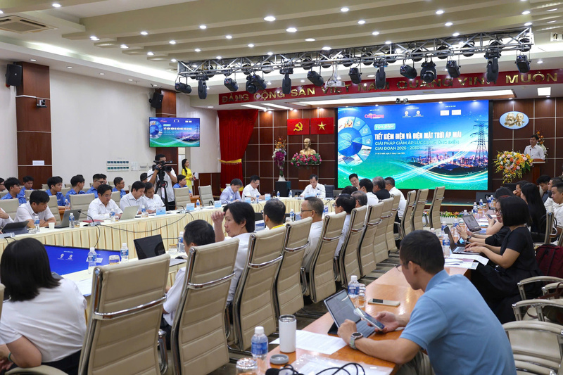 Đông đảo các chuyên gia, đại diện cơ quan quản lý và doanh nghiệp ngành điện tham dự tọa đàm để tìm lời giải cho bài toán cung ứng điện những năm tới.