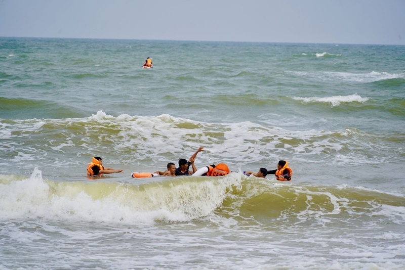 Các lực lượng Công an Thanh Hóa, y tế và cứu hộ triển khai đội hình tiếp cận, cứu nạn nhân trong tình huống giả định đuối nước trên biển. Ảnh: Công an Thanh Hóa